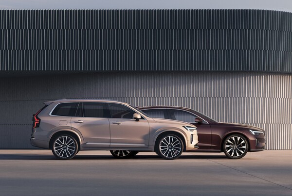 볼보 XC90(앞)과 S90. 사진=볼보자동차코리아 제공
