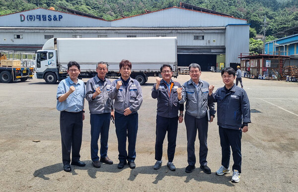 한화오션과 협력사 대림 S&P 관계자들이 현장 점검을 마친 뒤, TOP 상생협력 활동의 성공적인 추진을 다짐하며 기념촬영을 하고 있다. 사진=한화오션