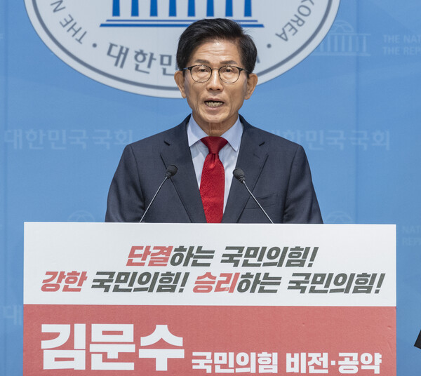 국민의힘 당 대표에 출마한 김문수 전 경기도 지사가 31일 국회 소통관에서 기자회견을 열고 주요 비전과 공약을 발표하고 있다. 사진=연합뉴스 
