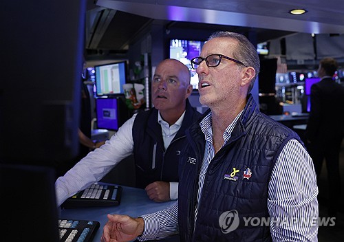 31일(현지시간) 뉴욕증권거래소에서 트레이더들이 업무에 몰두하고 있다 (사진, UPI=연합뉴스)