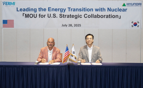 지난 28일 이한우 현대건설 대표와 페르미 아메리카 토비 노이게바우어 공동 창립자(왼쪽)가 현대건설 사옥에서 ‘첨단 에너지 및 인텔리전스 캠퍼스 공동 개발을 위한 업무협약’을 체결하고 있다. 사진=현대건설