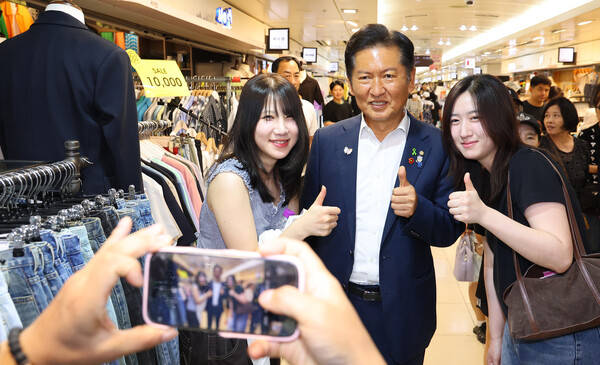 정청래 더불어민주당 당대표 후보가 지난 30일 인천 부평구 부평역지하상가를 찾아 지지를 호소했다. 사진=연합뉴스 