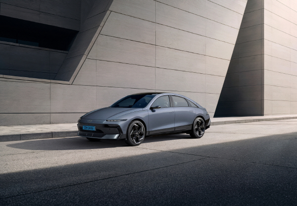 더 뉴 아이오닉 6 외장(트랜스미션 블루 펄). 사진=현대차