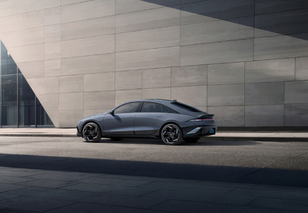 더 뉴 아이오닉 6 외장(트랜스미션 블루 펄). 사진=현대차