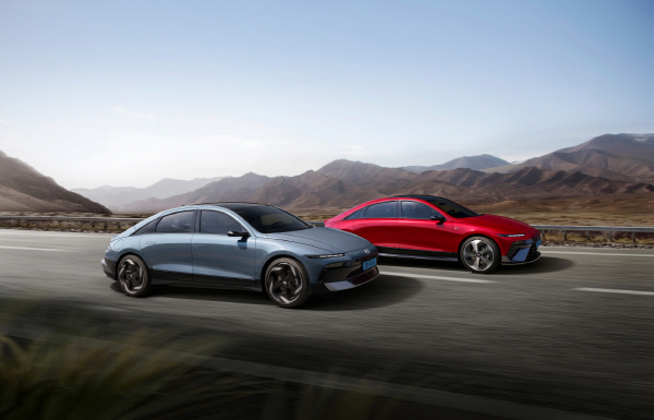 더 뉴 아이오닉 6와 더 뉴 아이오닉 N 라인(빨간색). 사진=현대차 제공