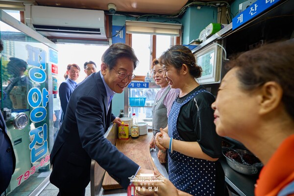 이재명 대통령이 취임 후 첫 여름휴가를 맞아 경남 거제 저도에서 정국 구상에 몰두하고 있다. 한미정상회담, 광복절 특별사면, 그리고 각종 국내외 현안이 산적한 가운데 이번 휴가가 단순한 재충전 이상의 의미를 가질 것으로 보인다. 사진은 지난달 31일 대통령실 인근 참모진과의 오찬을 위해 식당을 방문한 이재명 대통령. 사진=대통령실