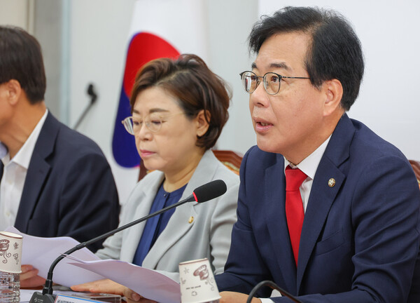 송언석 국민의힘 비상대책위원장 겸 원내대표는 4일 국회에서 열린 비대위회의에서 “이재명표 세금폭탄이 대한민국을 강타했다”며 이재명 정부의 세재 개편안 관련 비판의 목소리를 냈다. 사진=연합뉴스 