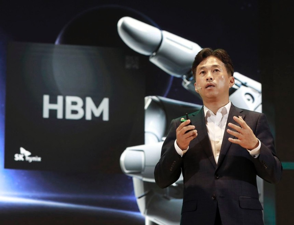 곽노정 SK하이닉스 대표이사 사장이 고대역폭메모리(HBM)을 설명하고 있다. 사진=SK하이닉스