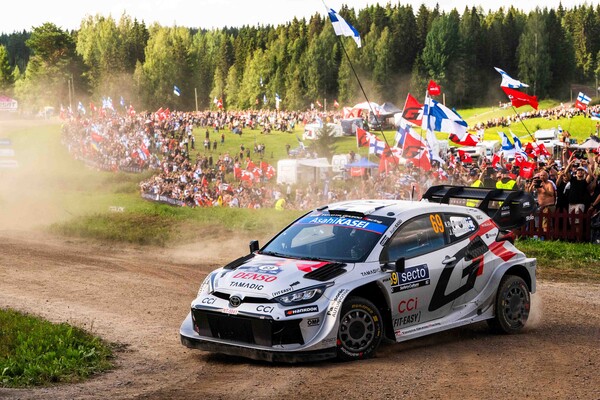 2025 WRC 핀란드 랠리에서 차량이 역동적으로 주행하고 있다. 사진=한국타이어 제공