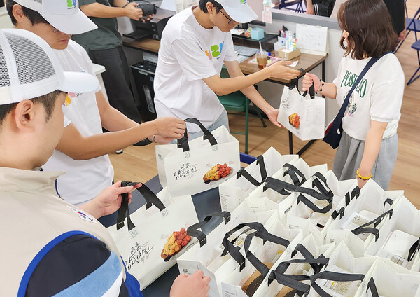 지난달 26일  대학RCY 봉사회 소속 '촌스러버'들이 울산에서 발달장애 청소년 대상 음악 레슨·공연을 진행한 ‘뮤직팔레트’ 음악단을 응원하며 치킨 나눔 활동을 펼쳤다. 사진=교촌에프앤비