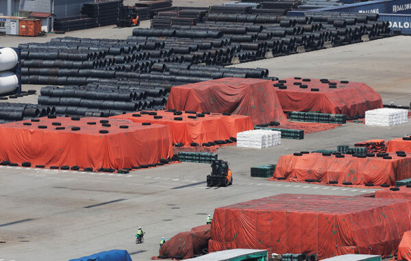 도널드 트럼프 대통령이 미국으로 수입되는 외국산 철강·알루미늄 제품에 대해 인상하기로 한 50% 관세가 발효되고 경기도 평택항에 철강 제품이 쌓여 있다. 사진=연합뉴스