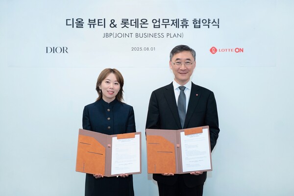 (왼쪽부터)  김백남  디올 뷰티 코리아 지사장과 박익진 롯데쇼핑 e커머스사업부  대표가 기념촬영을 하고 있다. 사진=롯데온 제공