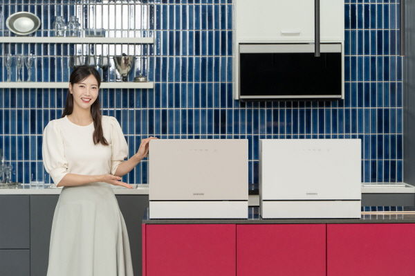 삼성전자 모델이 에너지 효율을 강화한 2025년형 '비스포크 식기세척기 카운터탑' 신제품을 소개하고 있다. 사진=삼성전자 제공