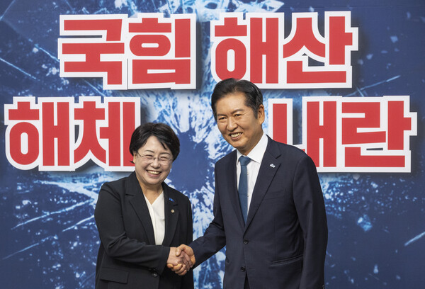 정청래 더불어민주당 대표(오른쪽)가 5일 국회에서 김선민 조국혁신당 당 대표 권한대행을 만나 악수하고 있다. 사진=연합뉴스 