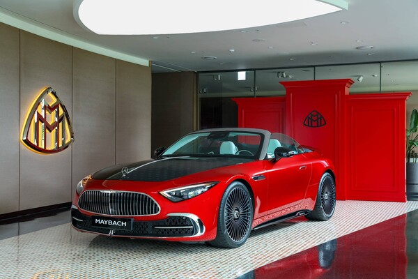 메르세데스-마이바흐 SL 680 모노그램 시리즈 레드 앰비언스. 사진=한성자동차 제공