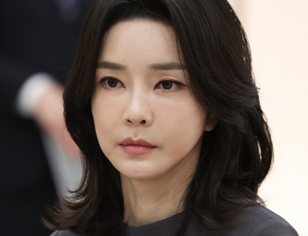 윤석열 전 대통령의 부인인 김건희 여사가 6일 오전 10시 역대 영부인 가운데 처음으로 수사기관 포토라인에 서게 됐다. 사진=연합뉴스 