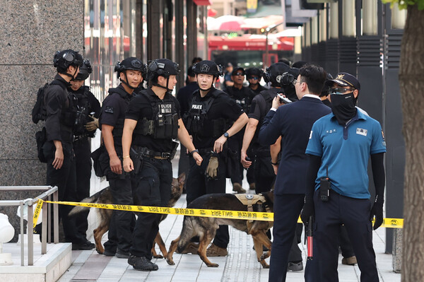 전날 서울 중구 명동 소재 신세계백화점 본점에 폭발물이 설치됐다는 협박 글이 인터넷 커뮤니티에 올라와 신고를 받고 출동한 경찰특공대가 현장 수색을 마치고 이동 중이다. 사진=연합뉴스 