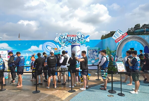 경기도 용인시에 위치한 캐리비안 베이에서 진행중인 얼박사 팝업스토어 현장 모습.(사진=동아제약)