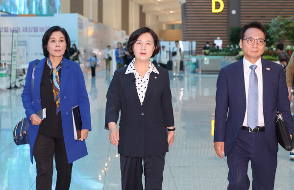 6선 중진인 추미애 더불어민주당 의원(가운데)이 '주식 차명 거래' 의혹으로 자리에서 물러난 이춘석 의원이 맡았던 국회 법제사법위원장직에 내정됐다. 사진=연합뉴스  