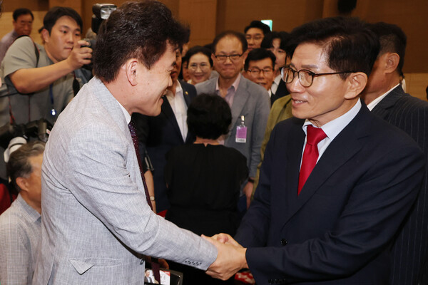 국민의힘 당대표 경선에 출마한 김문수 후보(오른쪽)가 지난 4일 서울 여의도 국회 의원회관에서 투게더포럼이 주최한 시국토론회에 참석해 극우성향의 한국사 강사 전한길씨와 인사를 나누고 있다. 사진=연합뉴스 