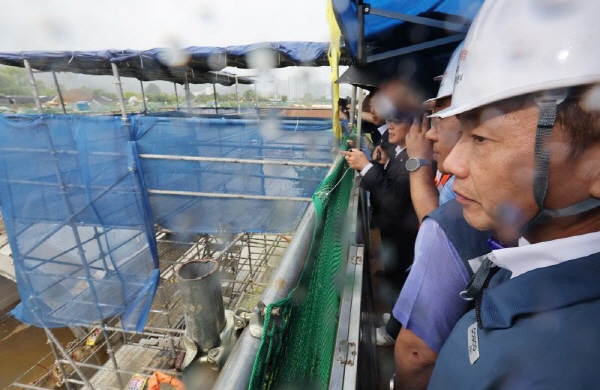 6일 송치영 포스코이앤씨 사장이 경기도 광명시 포스코이앤씨 고속도로 건설공사 현장을 살펴보고 있다. 사진=연합뉴스