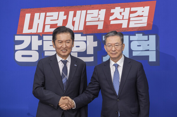 (왼쪽부터) 정청래 더불어민주당 대표와 정성호 법무부 장관이 6일 국회에서 만나 검찰개혁에 대한 의지를 드러냈다. 사진=연합뉴스