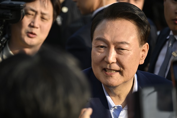 김건희 여사 관련 의혹을 수사 중인 민중기 특별검사팀이 체푸영장 집행 유효 기간 만료를 앞두고 서울구치소에 수감 중인 윤석열 전 대통령에 대한 영장 집행을 다시 시도 중이다. 사진=연합뉴스 