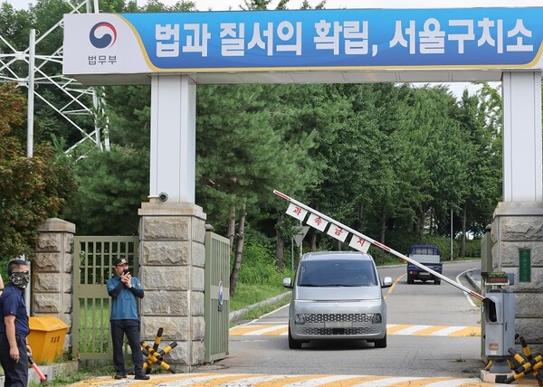 김건희 여사 관련 의혹을 수사하는 민중기 특별검사팀이 7일 윤석열 전 대통령의 체포에 실패한 뒤 경기도 의왕시 서울구치소를 빠져 나가고 있다. 사진=연합뉴스 