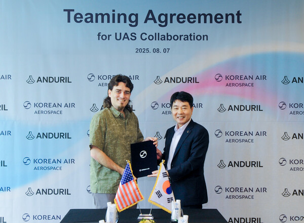 협약식에 참석한 임진규 대한항공 항공우주사업본부장(오른쪽)과 팔머 럭키 안두릴 창업자(왼쪽)가 기념촬영을 하는 모습. 사진=대한항공