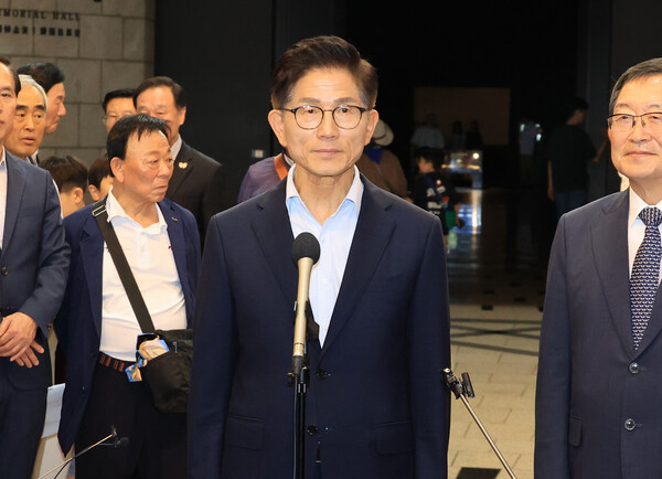 국민의힘 김문수 당대표 후보가 보수 유튜버 전한길씨 등이 주최한 ‘자유 우파 유튜브 연합 토론회’에 출연해 계엄 옹호 호와 윤석열 전 대통령의 재입당 허용 입장을 밝힌 것과 관련 당내 안팎에서 반발이 터져 나왔다. 사진=연합뉴스 