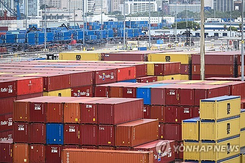  7일(현지시간) 미국  플로리다주 마이애미항에 수입품 선적 컨테이너들이 줄지어 야적돼 있다 (AFP=연합뉴스)