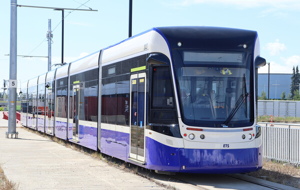 지난 1일(현지시간) 캐나다 에드먼턴시 게리 라이트 기지에 도착한 현대로템 트램 모습. 사진=현대로템