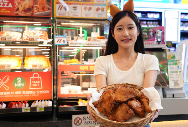 세븐일레븐이 휴가철을 맞아 국민 야식 조합인 '치맥' 가성비 상품 출시 및 행사를 진행한다. 사진=세븐일레븐 제공