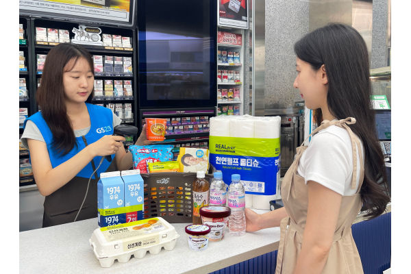 GS25에서 고객이 8월 행사 상품을 구매하고 있다. 사진=GS리테일 제공