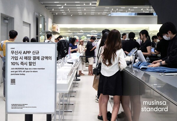 무신사 스탠다드 성수점에서 고객들이 상품 결제를 위해 줄 서있는 모습. 사진=무신사 제공
