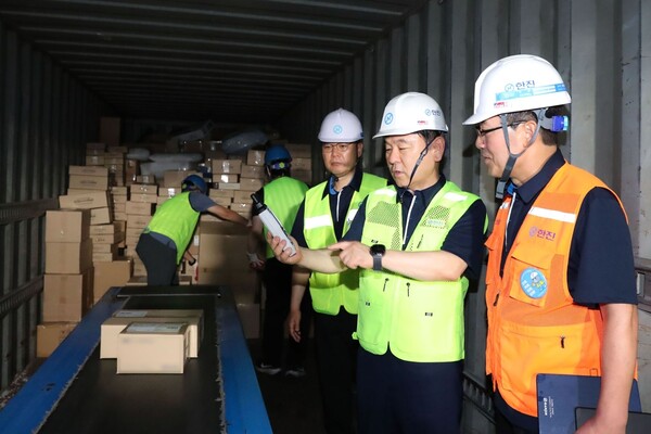 노삼석 한진 대표이사 사장(오른쪽에서 두 번째)이 동서울허브터미널에 방문해 작업장 내 온도를 직접 체크하며 사업장 현황을 면밀히 살펴보고있다. 사진=한진 제공