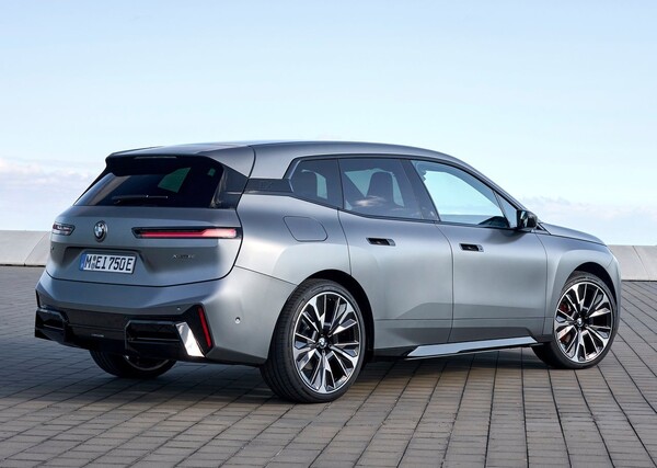 BMW 뉴 iX의 후측면. 사진=BMW