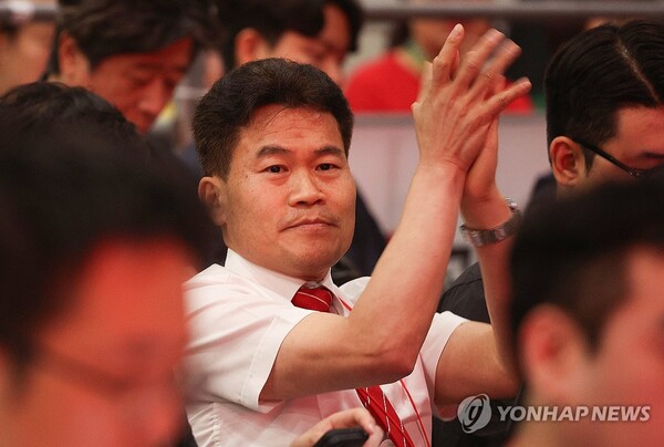 한국사 강사 전한길 씨가 8일 대구 북구 엑스코에서 열린 국민의힘 제6차 전당대회 대구·경북 합동연설회에 취재진 자격으로  참석했다 (사진, 연합뉴스 제공)