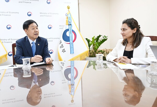 구윤철 부총리 겸 기획재정부 장관이 지난 8일 오후 서울 종로구 정부서울청사에서 아누슈카 샤 국제신용평가사 무디스(Moody's) 국가신용등급 아태지역 담당 이사와 면담을 하고 있다. 사진=연합뉴스