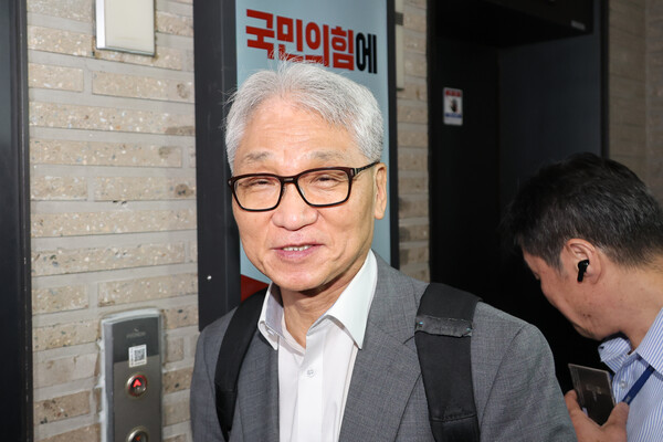 여상원 국민의힘 중앙윤리위원회 위원장이 11일 전한길씨에 대한 징계 여부를 논의하기 위해 열리는 중앙윤리위원회의에 앞서 서울 여의도 당사로 들어서기 전 취재진 질의에 답하고 있다. 사진=연합뉴스 