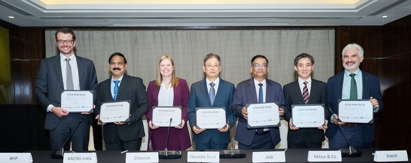 (왼쪽부터)미카엘 호버스(Michiel Hovers)BHP 그룹 영업·마케팅 담당, 아르빈드 보단커르(Arvind Bodhankar) AM/NS 인디아 지속가능경영 총괄, 앨리스 플레셔(Alice Flesher) 쉐브론 사업개발 담당 부사장, 김용희 현대제철 공정연구센터장 상무, 프라보다 아차르야(Prabodha Archarya) JSW스틸 지속가능경영 담당, 켄 야스하라(Ken Yasuhara) 미쓰이상사 탄소중립사업 총괄, 얀 곽(Jan Kwak) Hatch 기후변화 부문 총괄이 공동 연구 협약을 체결한 뒤 기념촬영을 하고 있다. 사진=현대제철 