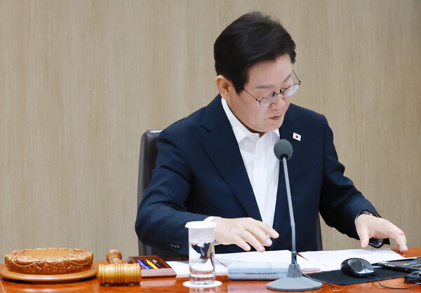 이재명 대통령이 11일 서울 용산 대통령실 청사에서 열린 임시 국무회의를 주재하고 광복절 특별사면 안건을 재가했다. 사진=연합뉴스 