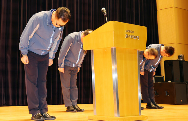 정희민 포스코이앤씨 사장이 지난달 29일 인천 송도 본사에서 잇따른 사망사고와 관련한 담화문 발표에 앞서 사과 인사하고 있다. 사진=연합뉴스
