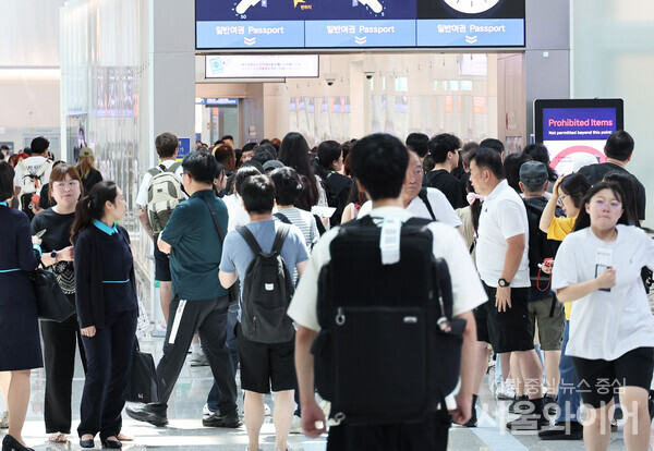 여름 휴가를 떠나려는 시민들로 인천공항 제1터미널 출국장이 북적이고 있다. 사진=서울와이어 DB