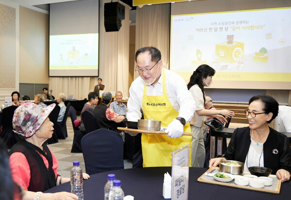 11일 경기도 의정부시에 위치한 아일랜드캐슬에서 열린 오병주 KB손해보험 경영관리부문장이 배식 봉사를 하고 있다. 사진=KB손해보험