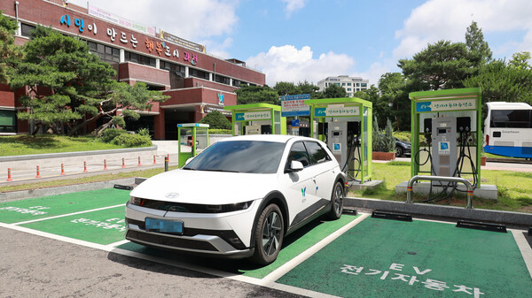 과천시청 내에 설치된  전기차 충전소에서 충전 중인 현대차 아이오닉 5. 사진=과천시