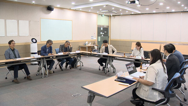 2025년 상반기 LG헬로비전 경남·가야방송 지역채널 자문위원회들이 회의를 하고 있다. 사진=LG 헬로비전