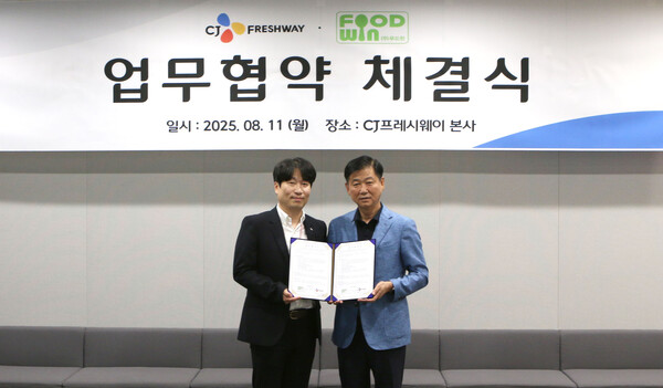 김재용 CJ프레시웨이 급식사업담당(왼쪽)과 김봉환 푸드윈대표이사가 지난 11일 서울시 마포구 CJ프레시웨이 상암본사에서 업무협약 체결 후 기념촬영을 하고 있다. 사진=CJ프레시웨이