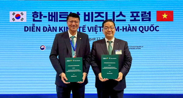 12일 서울시 롯데호텔 본관 크리스탈볼룸에서 열린 ‘한국‑베트남 비즈니스 포럼’에서 열린 베트남투자개발은행(BIDV)과 '국가 간 QR결제 서비스 활성화를 위한 업무협약식'에서 이호성 은행장이(오른쪽) 레 응옥 람 베트남투자개발은행장과 기념촬영을 하고 있다. 사진=하나은행