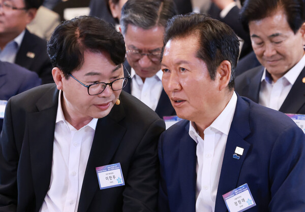 (왼쪽부터) 이한주 국정기획위원장과 정청래 더불어민주당 대표가 1지난 3일 청와대 영빈관에서 열린 국정기획위원회 국민보고대회에 참석해 대화를 나누고 있다. 사진=연합뉴스 